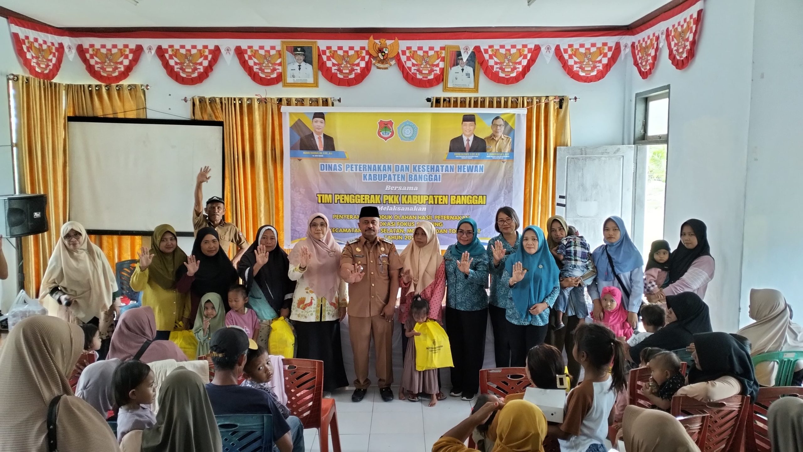 Dinas pertenakan dan kesehatan kabupaten banggai menyerahkan bantuan produk olahan hasil pertenakan
