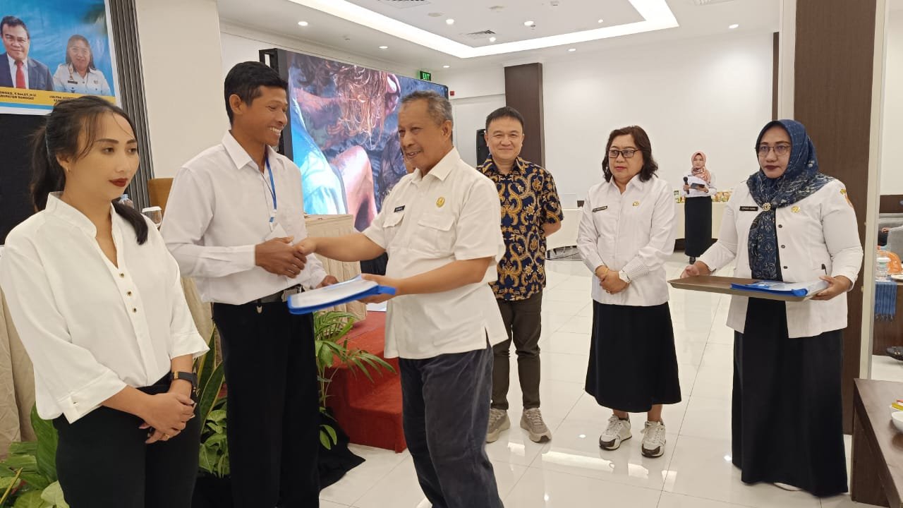 Dinas KUKM yang di pimpin Helena Padeatu melaksanakan Pelatihan kewirausahaan di hotel Santika kecamatan Luwuk selatan rabu 6 November 2024.