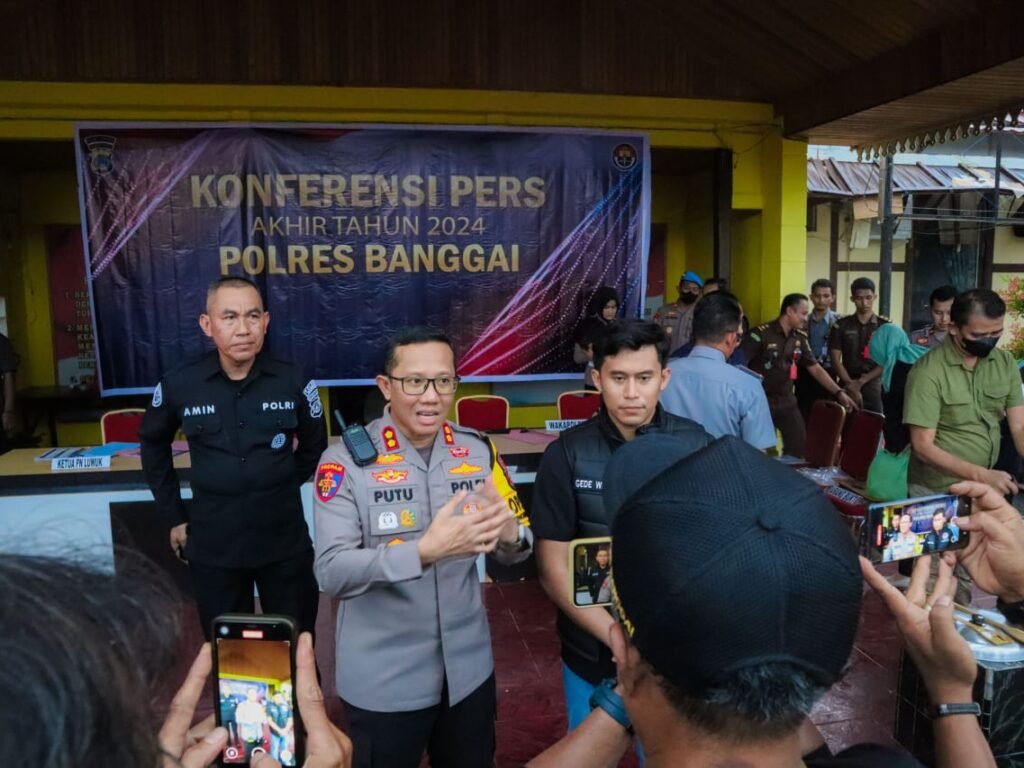 Konferensi Pers Polres Banggai, Selasa (31/12) di Lobby Polsek Luwuk