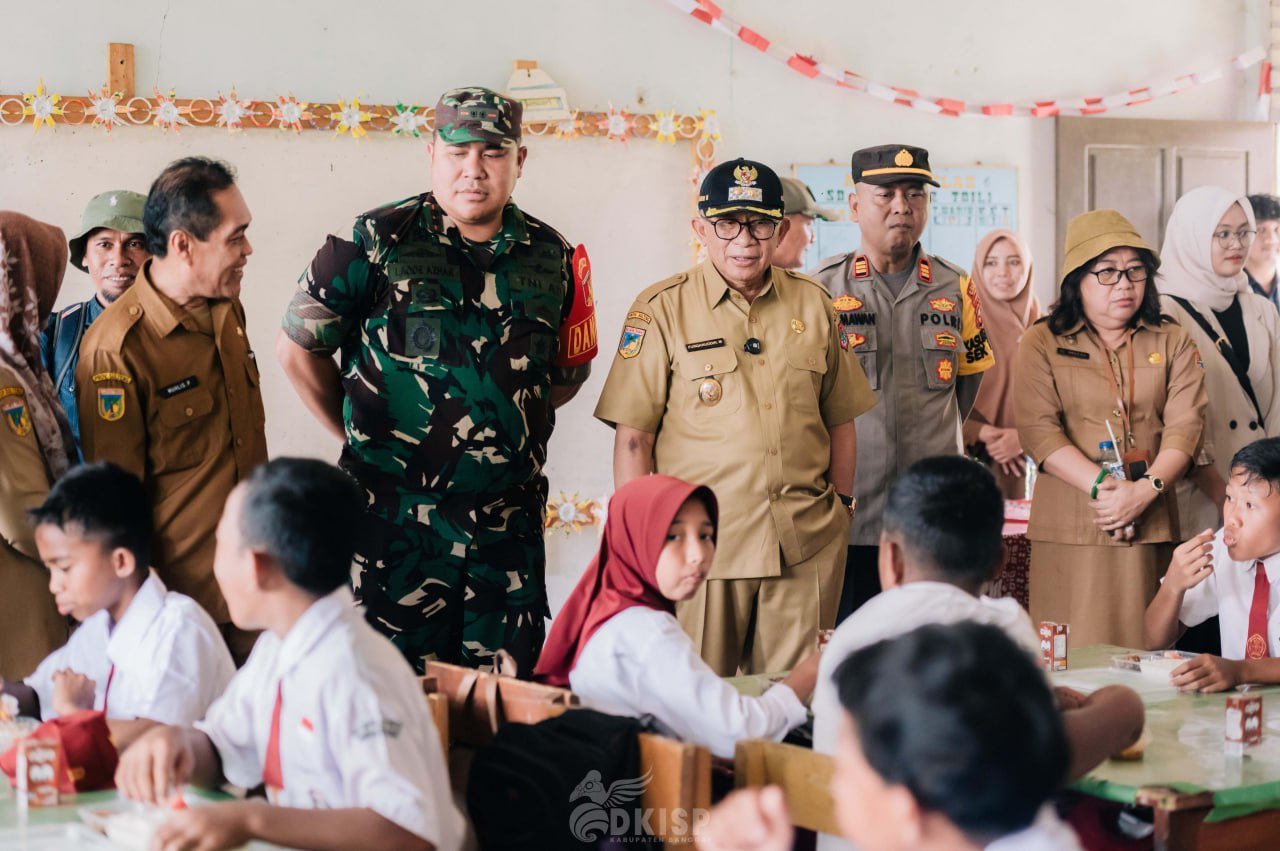 Wabup Furqanuddin hadiri Pemberian Makanan Bergizi Gratis di SDN Inpres 2 Toili, Desa Samalore, Kecamatan Toili Jaya.