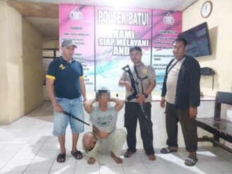 Pelaku, saat diamankan Personil Polsek Batui.