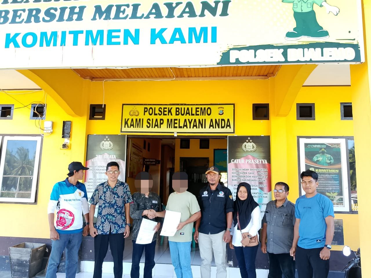 Pihak-pihak terkait di depan Polsek Bualemo, pasca mediasi. (F. Ist)