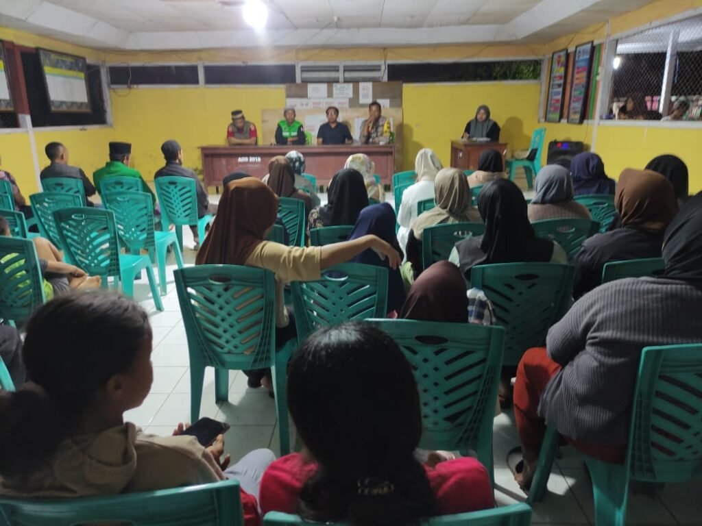 Pertemuan antara dua belah pihak yang dimediasi oleh Bhabinkamtibmas, Pihak Sekolah dan Kepala Desa (F. Ist)