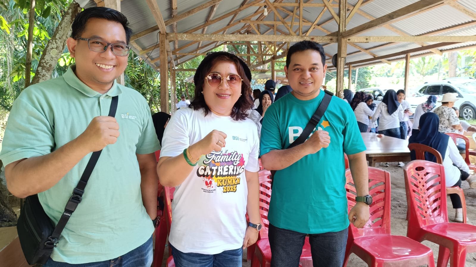 Kepala Dinas KUMKM Banggai Helena Padeatu menjadi juri pada pelaksanaan kegiatan Family Gathering Dinas KUMKM di Desa Pohi, Kecamatan Luwuk Timur, Sabtu (11//2025). [Foto : Aswar Poibara/Harian Luwuk Post]